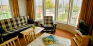 Luxuscamping - Preisniveau: moderat - Das Wohnzimmer im Bungalow Pelikan auf dem Ostseecamp Seeblick - Bungalow Pelikan am Ostseecamp Seeblick