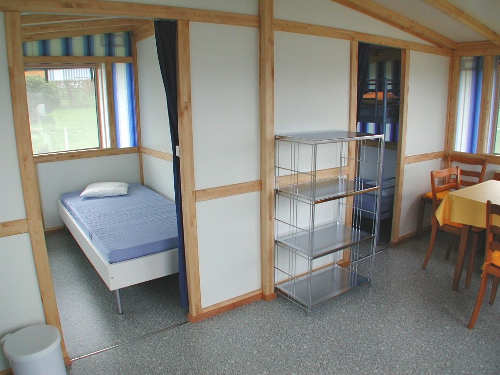 Glampingunterkunft: Schlafzimmer mit zwei Einzelbetten und Kinderzimmer mit zwei Etagenbetten - Zelt auf Camping Hüttenberg