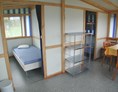 Glampingunterkunft: Schlafzimmer mit zwei Einzelbetten und Kinderzimmer mit zwei Etagenbetten - Zelt auf Camping Hüttenberg