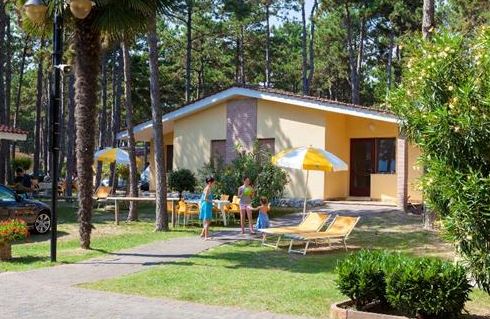 Camping de lujo - TV - Italia - Vor der Villa - Villaggio Turistico Internazionale Villa Paola auf Villaggio Turistico Internazionale