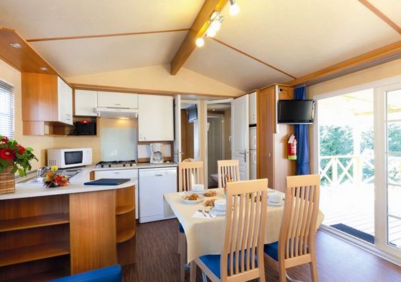 Camping de lujo - TV - Italia - Der Koch- und Essbereich - Villaggio Turistico Internazionale Mobilheim Platinum am Villaggio Turistico Internazionale