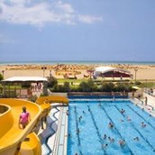 Luxuscamping: Pool mit Wasserrutsche am Villaggio Turistico Internazionale - Top-Caravan am Camping Villaggio Turistico Internazionale