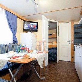 Glampingunterkunft: Koch- und Wohnbereich - Maxi-Caravan Plus am Villaggio Turistico Internazionale