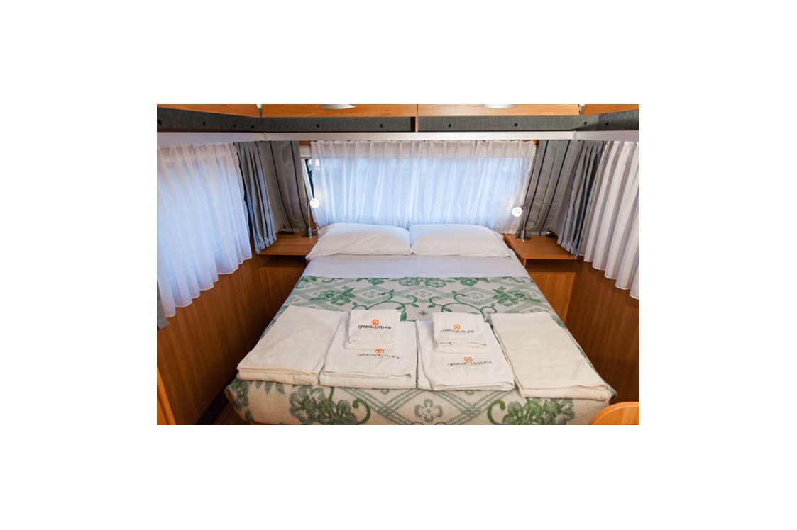 Glampingunterkunft: Doppelbett - Caravan direkt am Meer auf Camping Ca' Pasquali Village