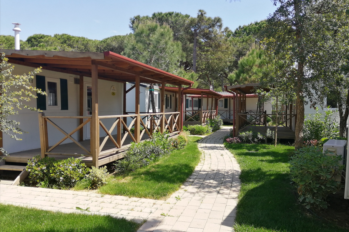 Glampingunterkunft: Außenansicht und der Terrasse - Mobilheim Residence Gold auf Camping Ca' Pasquali Village