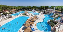Luxuscamping - Panorama des Schwimmbades - Mobilheim Torcello Platinum auf Camping Ca' Pasquali Village