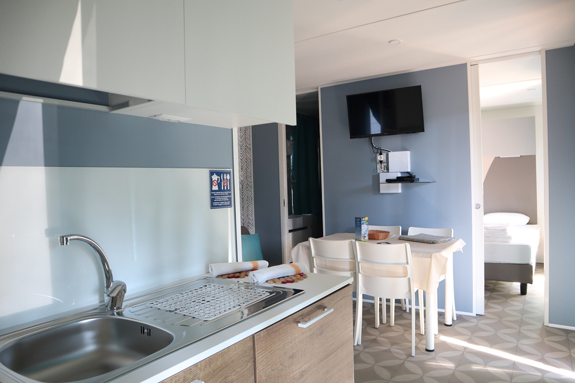 Glampingunterkunft: Wohnzimmer und Küche - Mobilheim Residence Platinum auf Camping Ca' Pasquali Village