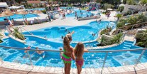 Luxuscamping - Panorama des Schwimmbades - Mobilheim Torcello Plus Gold auf Camping Ca' Pasquali Village