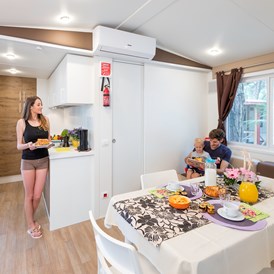 Glampingunterkunft: Wohnzimmer und Küche - Mobilheim Top Residence Platinum auf Camping Ca' Pasquali Village