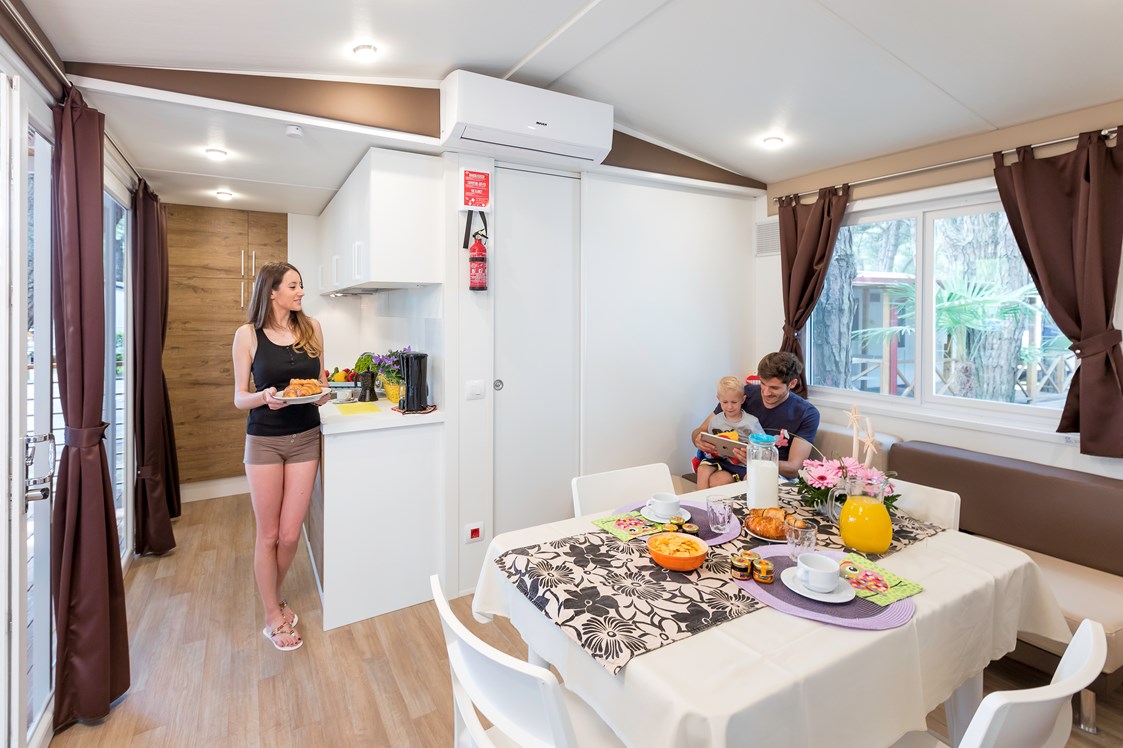 Glampingunterkunft: Wohnzimmer und Küche - Mobilheim Top Residence Platinum auf Camping Ca' Pasquali Village
