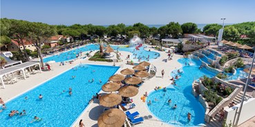 Luxuscamping - Cavallino-Treporti - Panorama des Schwimmbades - Mobilheim Top Residence Platinum auf Camping Ca' Pasquali Village