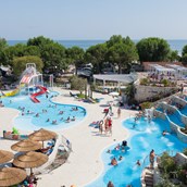Luxuscamping: Schwimmbad - Mobilheim Top Residence Gold auf Camping Ca' Pasquali Village