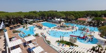 Luxuscamping - Schwimmbad - Caravan Pinienwald auf Camping Ca' Pasquali Village