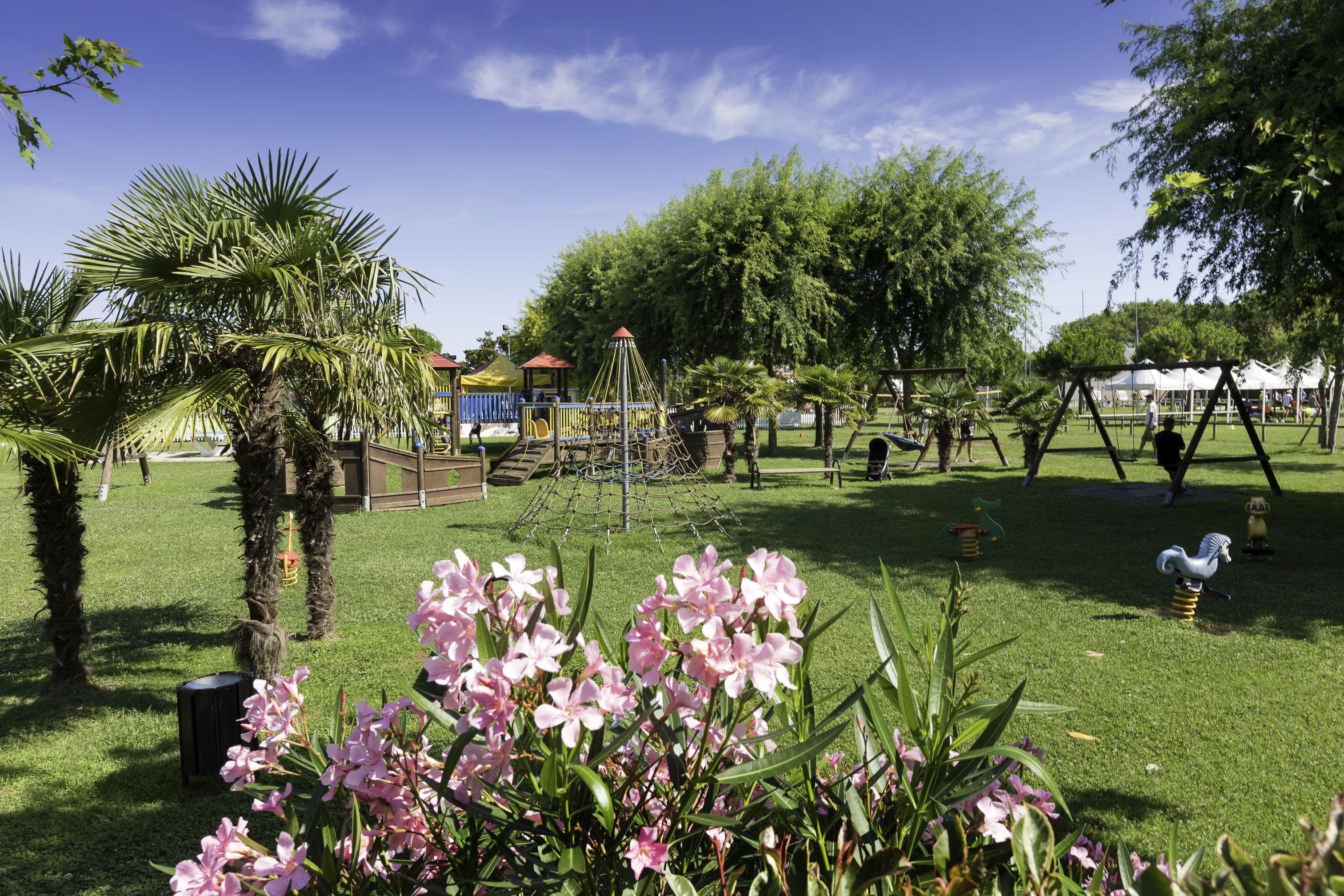 Camping de lujo - TV - Italia - Spielplatz - Camping Ca' Pasquali Village Caravan Pinienwald auf Camping Ca' Pasquali Village