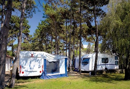 Camping de lujo - TV - Italia - Caravan Pinienwald am Camping Ca' Pasquali Village - Camping Ca' Pasquali Village Caravan Pinienwald auf Camping Ca' Pasquali Village