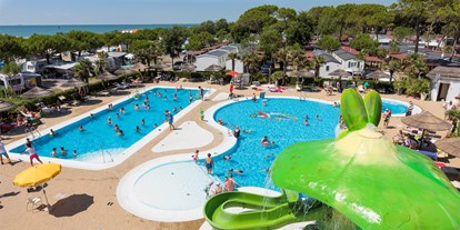 Luxuscamping - Panorama des Schwimmbades - Mobilheim Lido Platinum auf Camping Vela Blu