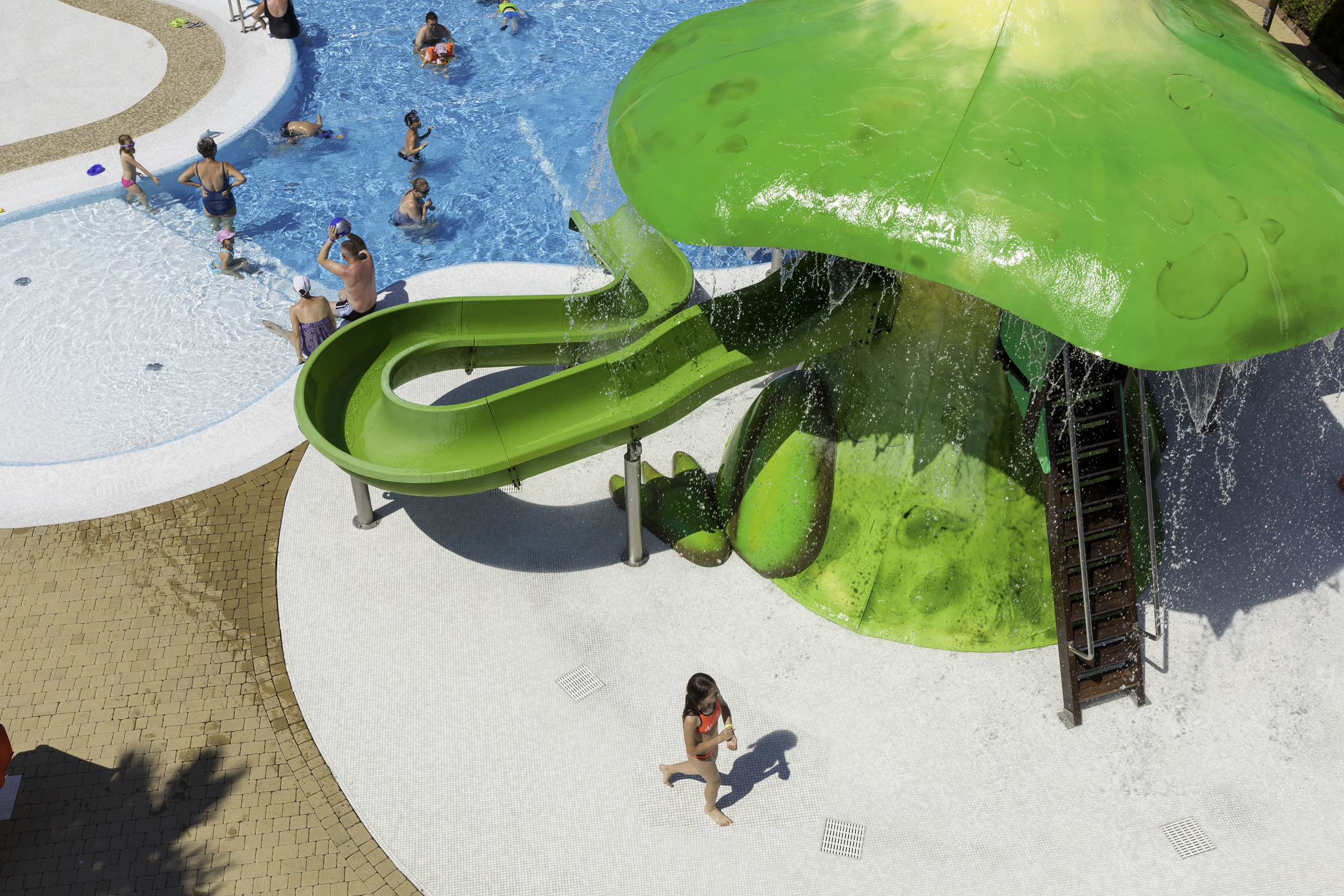 Camping de lujo - TV - Italia - Riesenpilz mit Rutsche - Camping Vela Blu Mobilheim Lido Platinum auf Camping Vela Blu