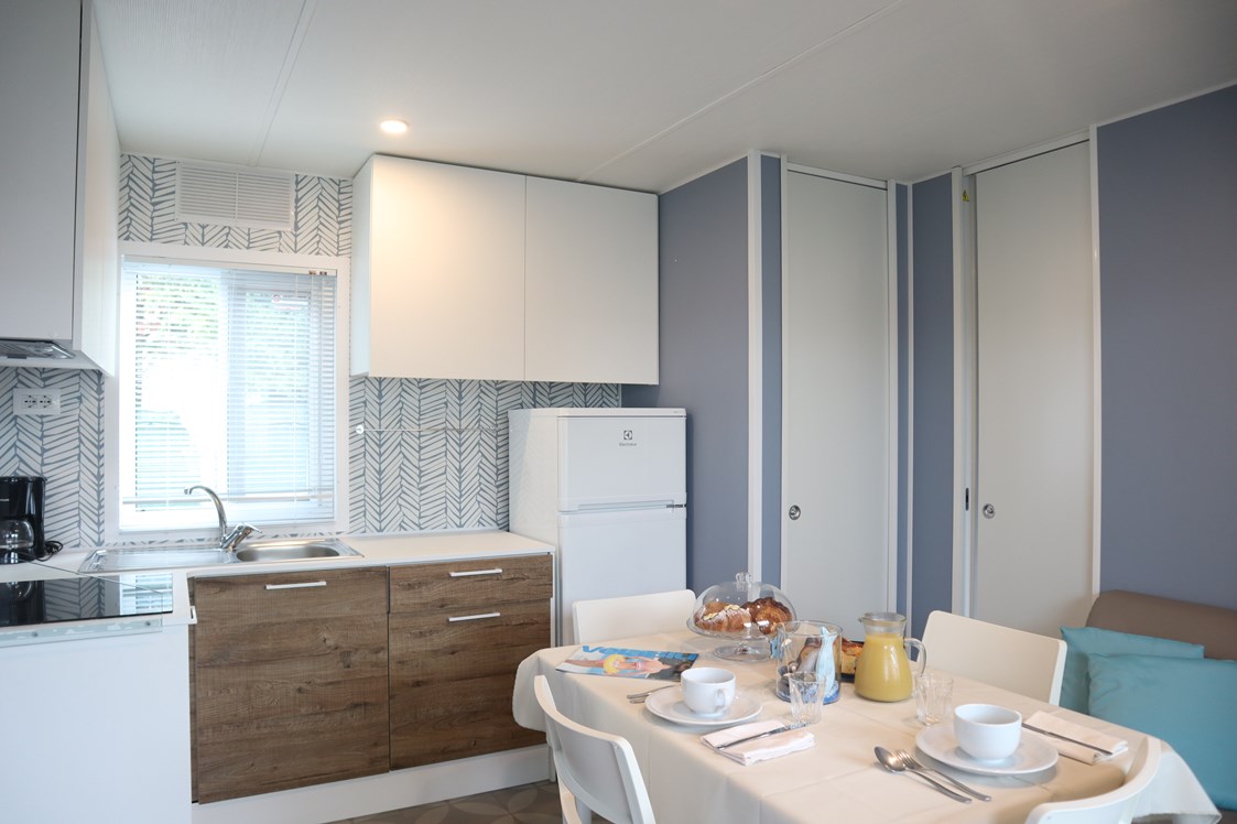 Glampingunterkunft: Wohnzimmer und Küche - Mobilheim Lido Platinum auf Camping Vela Blu