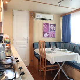 Glampingunterkunft: Wohnzimmer und Küche - Mobilheim Top Residence Gold am Camping Vela Blu
