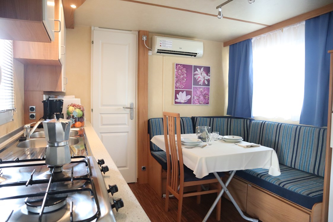 Glampingunterkunft: Wohnzimmer und Küche - Mobilheim Top Residence Gold am Camping Vela Blu