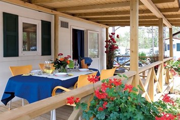 Glampingunterkunft: Terrasse - Mobilheim Top Residence Gold am Camping Vela Blu