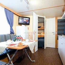 Glampingunterkunft: Ess- und Kochbereich - Mobilheim Top Residence Gold am Camping Vela Blu