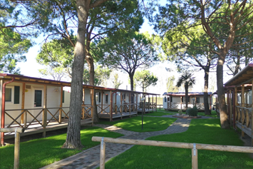 Glampingunterkunft: Außenansicht des Mobilheims und der Terrasse - Mobilheim Torcello Plus Gold auf Camping Vela Blu