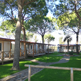 Glampingunterkunft: Außenansicht des Mobilheims und der Terrasse - Mobilheim Torcello Plus Gold auf Camping Vela Blu