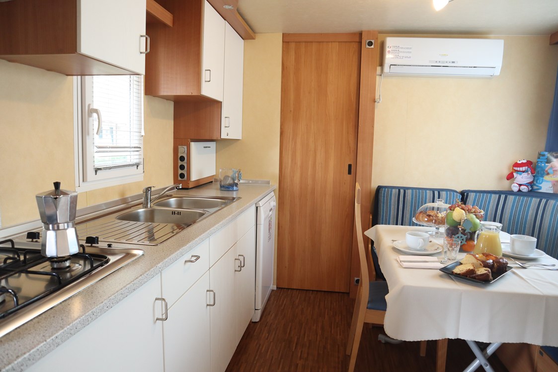 Glampingunterkunft: Der Kochbereich - Mobilheim Torcello Plus Gold auf Camping Vela Blu