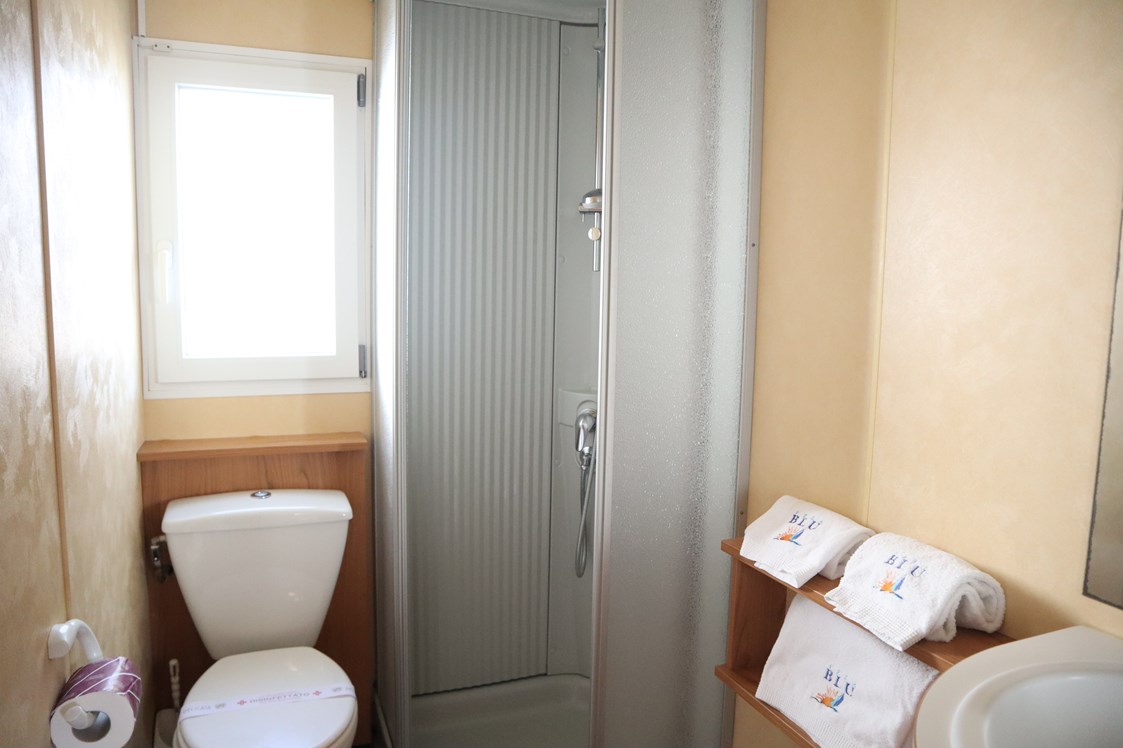 Glampingunterkunft: Badezimmer - Mobilheim Torcello Plus Gold auf Camping Vela Blu