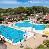 Luxuscamping: Panorama des Schwimmbades - Mobilheim Torcello Plus Gold auf Camping Vela Blu