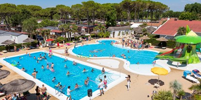 Luxuscamping - Panorama des Schwimmbades - Mobilheim Torcello Plus Gold auf Camping Vela Blu