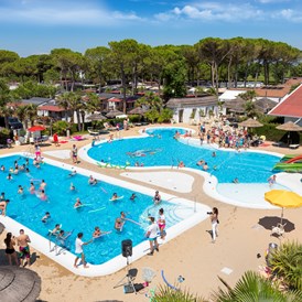 Glampingunterkunft: Panorama des Schwimmbades - Mobilheim Torcello Plus Gold auf Camping Vela Blu