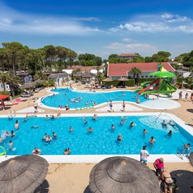 Glampingunterkunft: Panorama des Schwimmbades - Mobilheim Torcello Platinum auf Camping Vela Blu