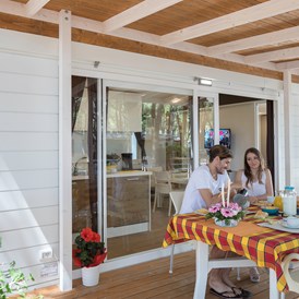 Glampingunterkunft: Außenansicht des Mobilheims mit Terrasse - Mobilheim Top Residence Platinum auf Camping Vela Blu