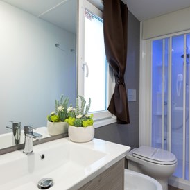 Glampingunterkunft: Badezimmer - Mobilheim Top Residence Platinum auf Camping Vela Blu