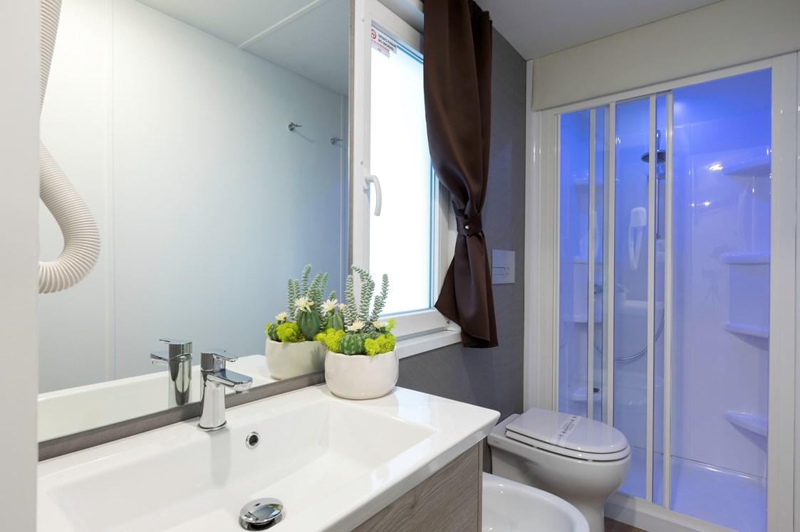 Glampingunterkunft: Badezimmer - Mobilheim Top Residence Platinum auf Camping Vela Blu