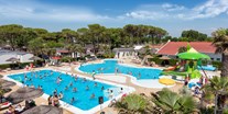 Luxuscamping - Panorama des Schwimmbades - Mobilheim Top Residence Platinum auf Camping Vela Blu