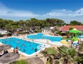 Glampingunterkunft: Panorama des Schwimmbades - Mobilheim Top Residence Platinum auf Camping Vela Blu