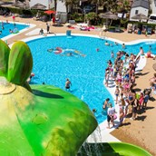 Luxuscamping: Panorama des Schwimmbades - Mobilheim Venezia Platinum auf Vela Blu Camping Village