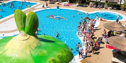 Luxuscamping - Panorama des Schwimmbades - Mobilheim Venezia Platinum auf Vela Blu Camping Village