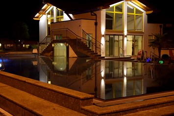 Glampingunterkunft: Beheiztes Pool mit einer Thermalwassertemperatur von 30 °C, Indoor-Einstieg, Ruheraum und Sauanbereich - Mobilheim Mirnock auf Schwimmbad Camping Mössler