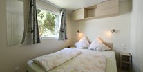 Luxuscamping - Schlafzimmer 1 im Mobilheim - Mobilheim am Waldcamping Brombach