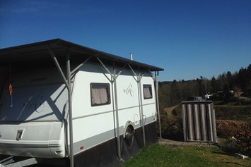 Glampingunterkunft: Mietwohnwagen T20 - Komfort-Wohnwagen auf Camping Gut Kalberschnacke am Listersee im Sauerland/NRW