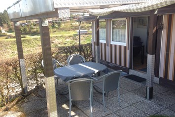 Glampingunterkunft: Außenbereich des Mietwohnwagens T20 - Komfort-Wohnwagen auf Camping Gut Kalberschnacke am Listersee im Sauerland/NRW