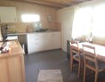 Glampingunterkunft: Ausgebautes Vorzelt mit Küchenzeile und Sitzgelegenheit - Komfort-Wohnwagen auf Camping Gut Kalberschnacke am Listersee im Sauerland/NRW