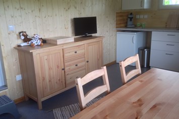 Glampingunterkunft: Ausgebautes Vorzelt mit Küchenzeile und Sitzgelegenheit - Komfort-Wohnwagen auf Camping Gut Kalberschnacke am Listersee im Sauerland/NRW