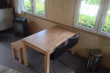 Glampingunterkunft: Sitzbereich im Mietwohnwagen T4 - Komfort-Wohnwagen auf Camping Gut Kalberschnacke am Listersee im Sauerland/NRW