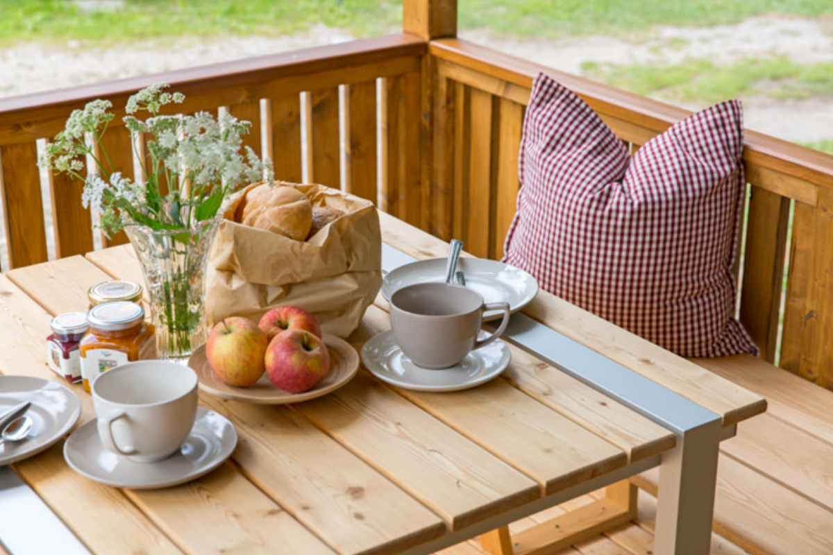 Luxuscamping - Gartenmöbel - Rasen - Antholz (BZ) - Überdachter Tisch  - Camping Residence Chalet CORONES Schlaffässer auf Camping Residence Chalet CORONES