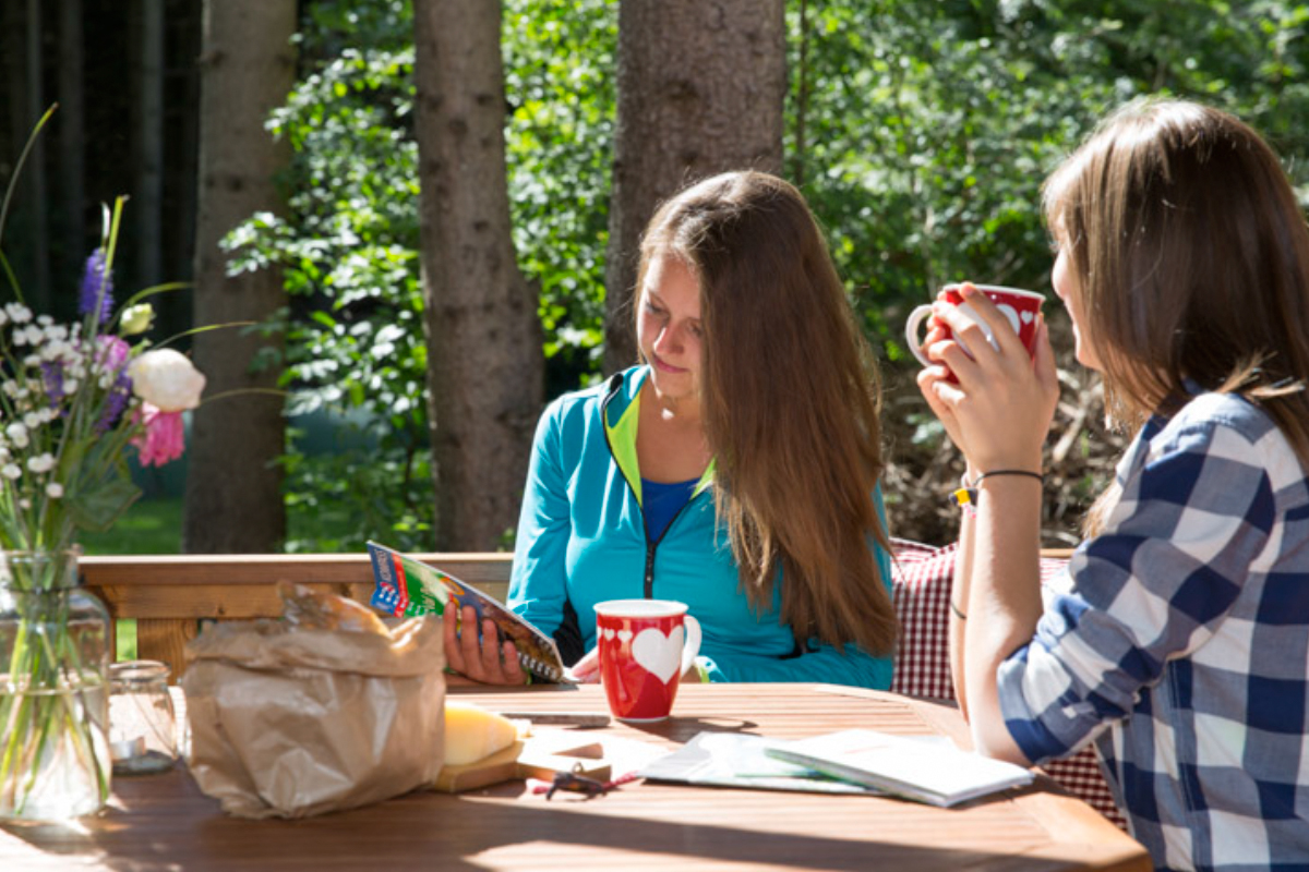 Luxuscamping - Gartenmöbel - Rasen - Antholz (BZ) - Fass Tisch außen - Camping Residence Chalet CORONES Schlaffässer auf Camping Residence Chalet CORONES